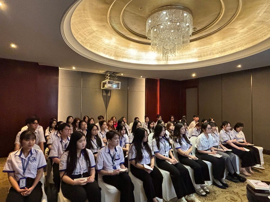 Chương trình “Career Talk & Hotel Tour”: Sinh viên UFM trải nghiệm quy trình vận hành khách sạn chuẩn 5 sao tại Lotte Hotel Saigon