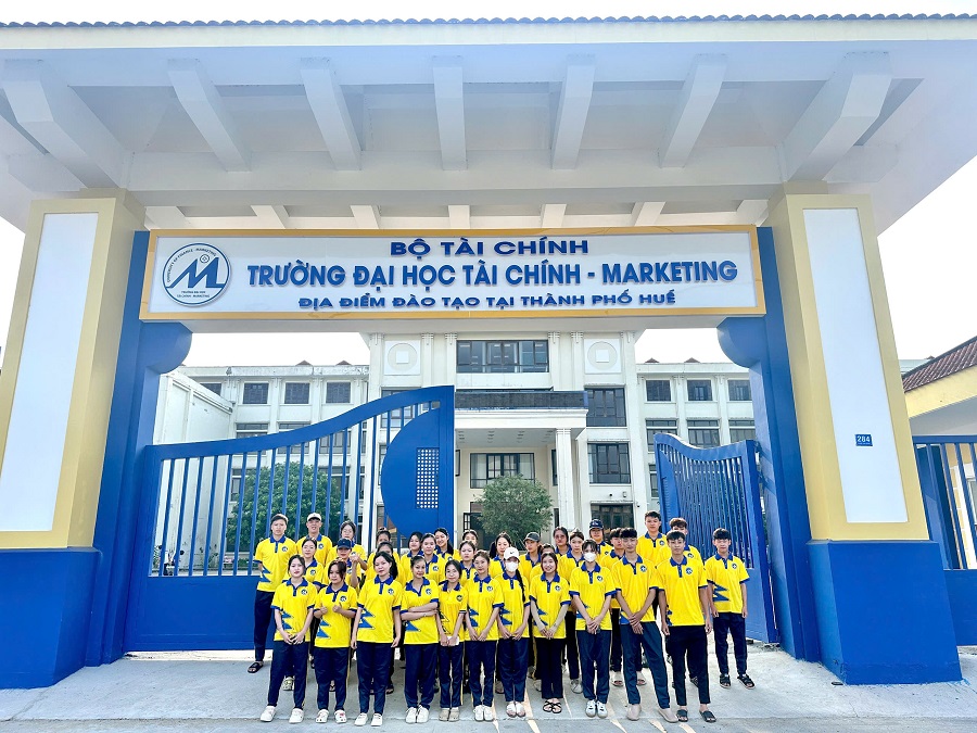 Sinh viên Phân hiệu UFM tại Huế ra quân chỉnh trang cảnh quan môi trường học đường